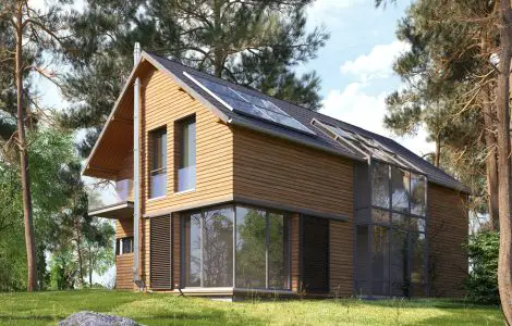 Une maison moderne en bois avec des baies vitrées dans la forêt