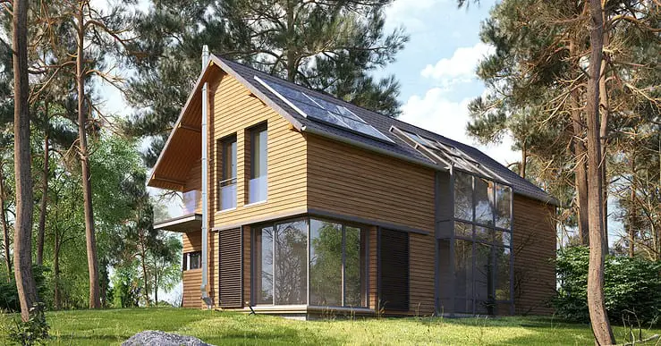 Une maison moderne en bois avec des baies vitrées dans la forêt