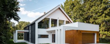 Vue extérieure d'une maison moderne à architecture en A, avec un garage décoré de bois