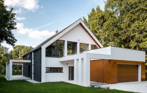 Vue extérieure d'une maison moderne à architecture en A, avec un garage décoré de bois