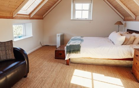 Une chambre aménagée dans les combles
