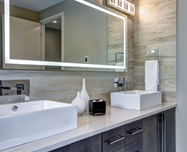Salle de bain moderne avec un grand miroir rectangulaire et deux lavabos rectangulaires
