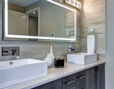 Salle de bain moderne avec un grand miroir rectangulaire et deux lavabos rectangulaires