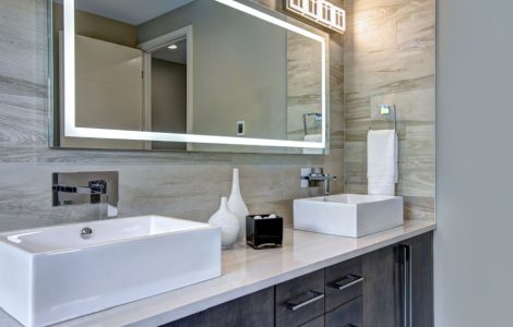 Salle de bain moderne avec un grand miroir rectangulaire et deux lavabos rectangulaires