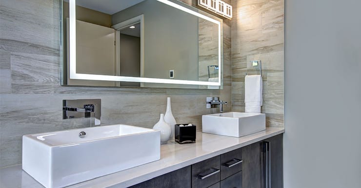 Salle de bain moderne avec un grand miroir rectangulaire et deux lavabos rectangulaires