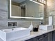 Salle de bain moderne avec un grand miroir rectangulaire et deux lavabos rectangulaires