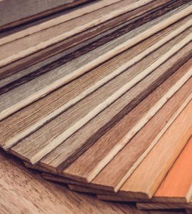 Plusieurs planches de bois de différentes couleurs disposées en éventail