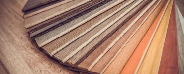 Plusieurs planches de bois de différentes couleurs disposées en éventail