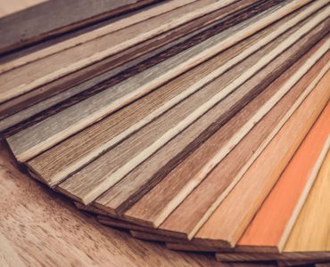 Plusieurs planches de bois de différentes couleurs disposées en éventail