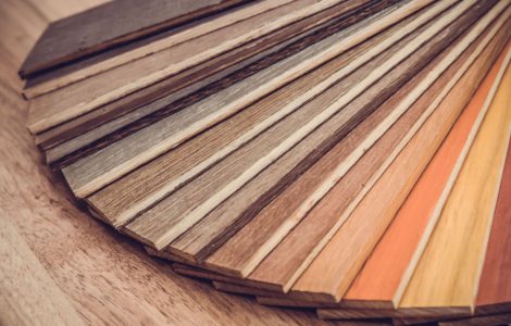 Plusieurs planches de bois de différentes couleurs disposées en éventail