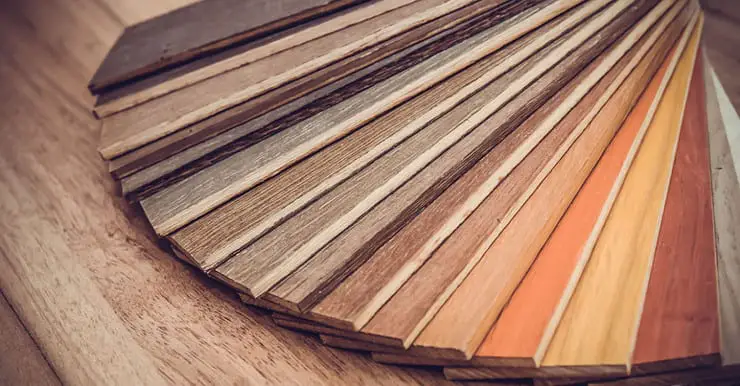 Plusieurs planches de bois de différentes couleurs disposées en éventail