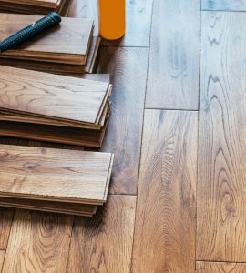 Rénovation du revêtement de sol, pose de parquet en bois massif