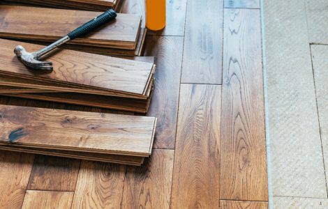 Rénovation du revêtement de sol, pose de parquet en bois massif