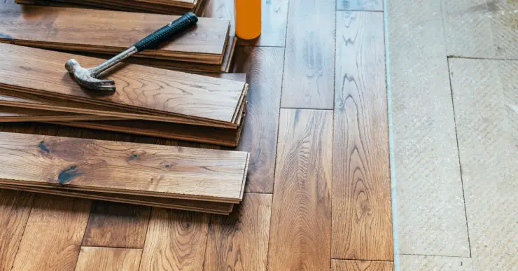 Rénovation du revêtement de sol, pose de parquet en bois massif