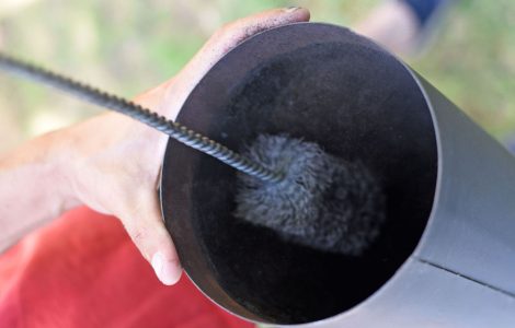 Zoom sur le ramonage d’une cheminée