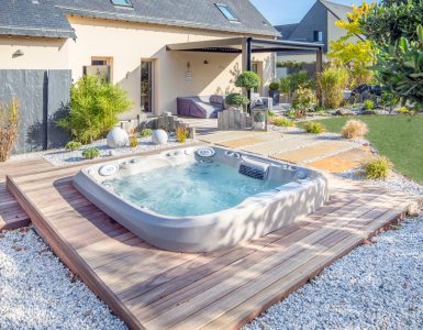 Spa extérieur posé sur le parquet en bois de la terrasse