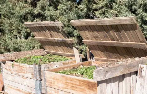 Composteurs de jardin en bois faits maison