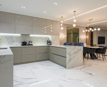 Grande cuisine moderne avec un sol en marbre blanc