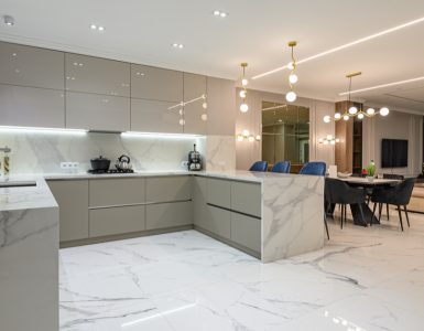 Grande cuisine moderne avec un sol en marbre blanc