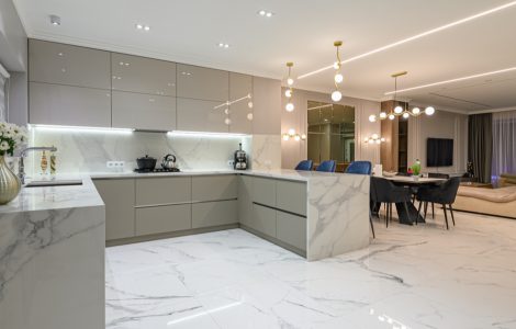 Grande cuisine moderne avec un sol en marbre blanc