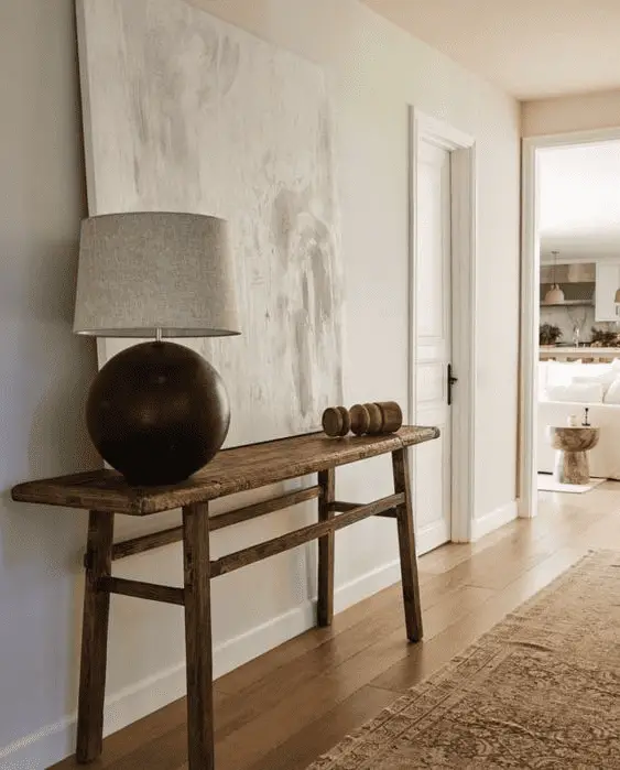 Une console en bois dans le corridor