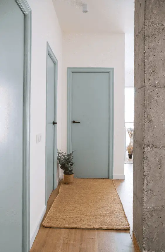 Des portes colorées dans un couloir