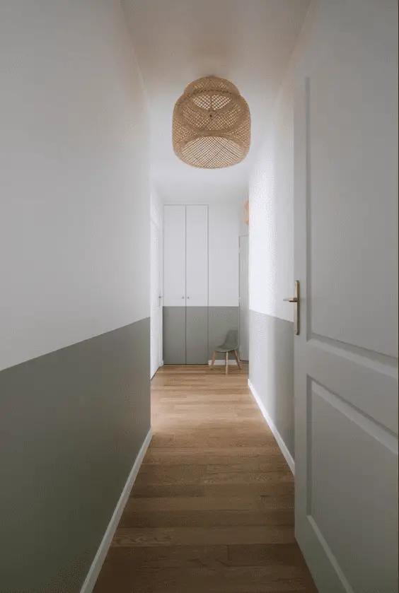 Un soubassement vert à mi-hauteur pour égayer le couloir
