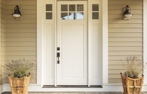 Vue sur une porte d'entrée blanche vitrée