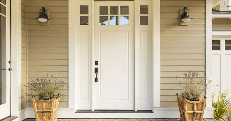Vue sur une porte d'entrée blanche vitrée