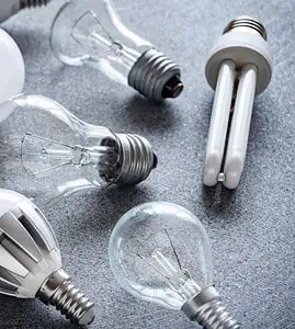 Différents types d'ampoules électriques posées sur une surface grise