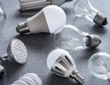 Différents types d'ampoules électriques posées sur une surface grise