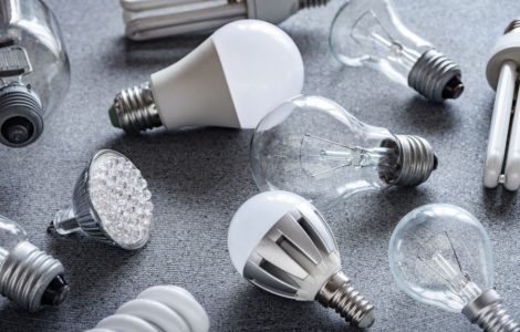 Différents types d'ampoules électriques posées sur une surface grise