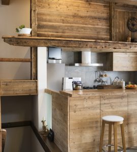 Cuisine en bois et escalier en bois style cottage
