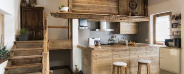 Cuisine en bois et escalier en bois style cottage