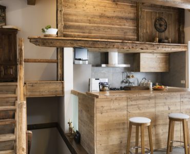 Cuisine en bois et escalier en bois style cottage