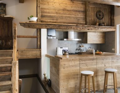 Cuisine en bois et escalier en bois style cottage