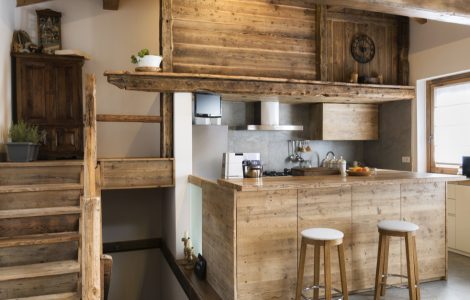 Cuisine en bois et escalier en bois style cottage