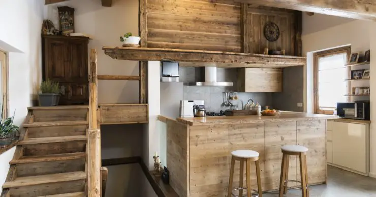 Cuisine en bois et escalier en bois style cottage