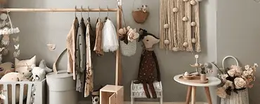 Une chambre d'enfants avec plusieurs objets déco DIY