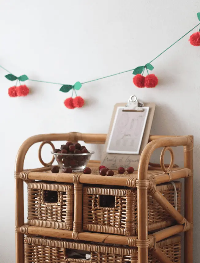 Un DIY pour confectionner une guirlande cerise avec des pompons