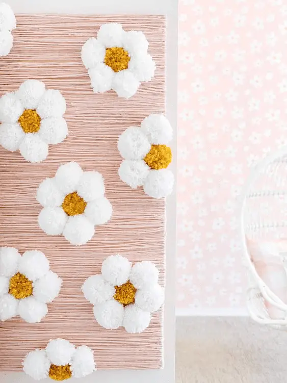 Un mur de marguerites en pompon dans une chambre de fille