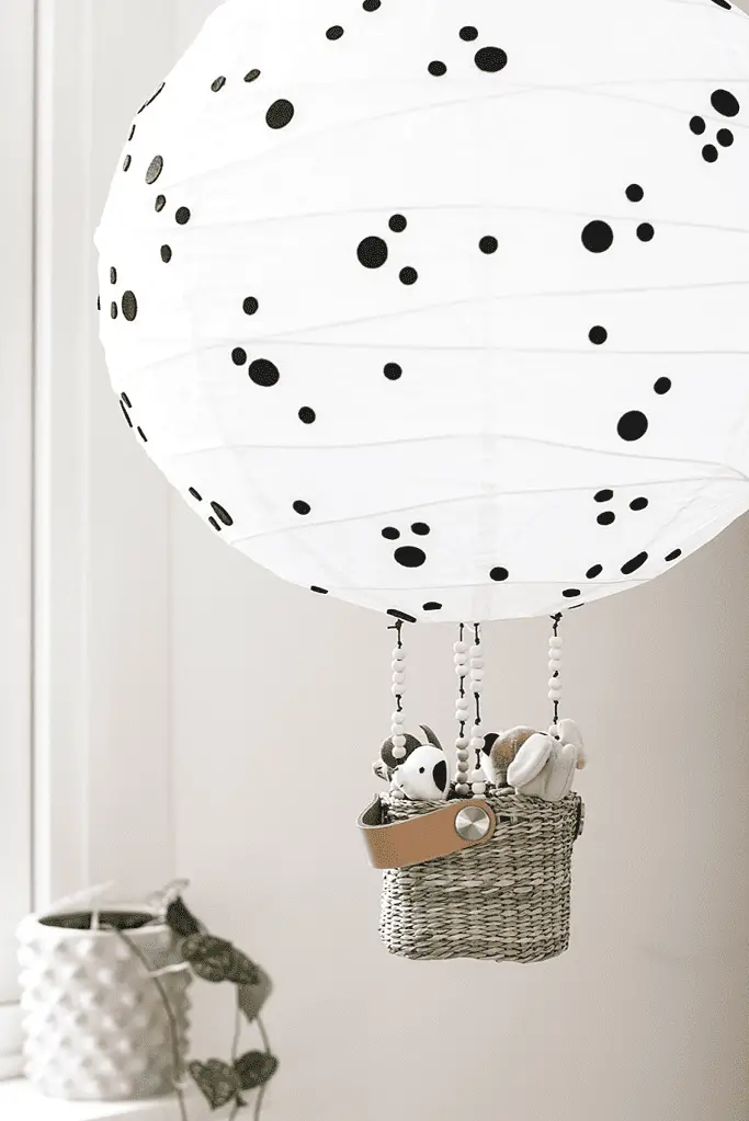 Une suspension montgolfière avec une lanterne en papier