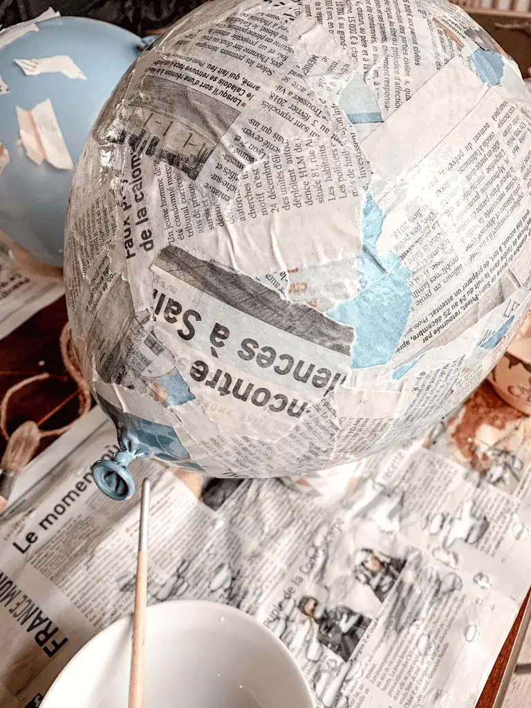 Le ballon recouvert de papier mâché