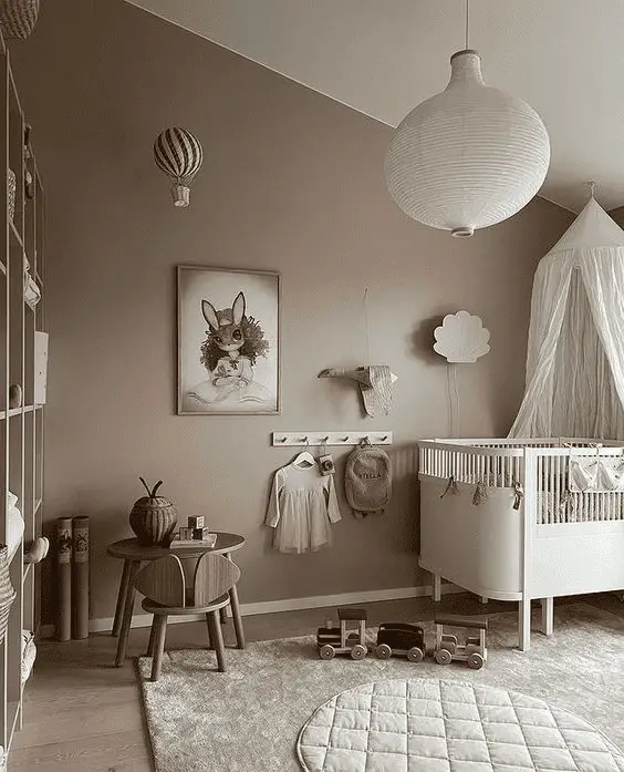 Une charmante montgolfière rose suspendue dans une chambre de petite fille