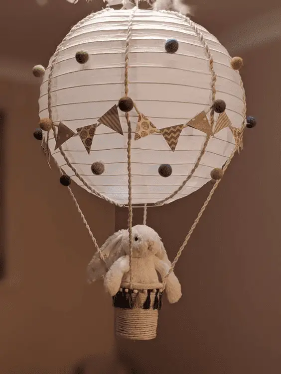 Une variante de montgolfière facile à reproduire avec une lanterne en papier