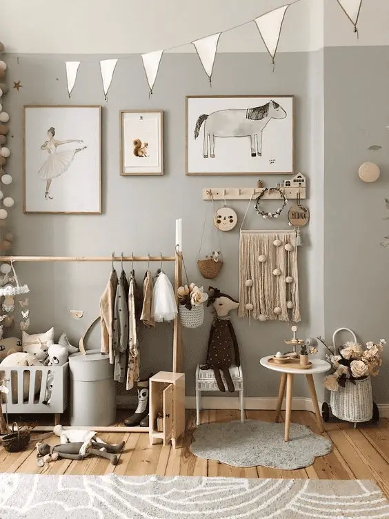 Une chambre d'enfants avec plusieurs objets déco DIY