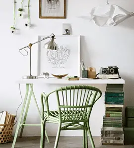 Un coin bureau à la maison avec une chaise verte