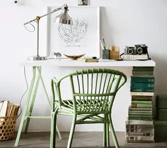 Un coin bureau à la maison avec une chaise verte