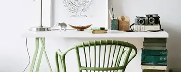 Un coin bureau à la maison avec une chaise verte