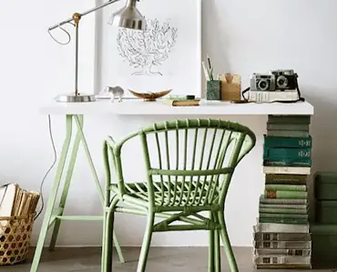 Un coin bureau à la maison avec une chaise verte